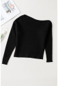 Jednoduchý priliehavý sveter s odhaleným ramenom