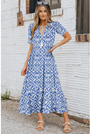 Dlhé modré šaty s geometrickým vzorom