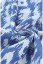 Dlhé modré šaty s geometrickým vzorom