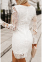 Priliehavé biele šaty s krajkou a dlhým rukávom 