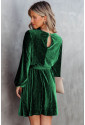 Krátke štruktúrované zelené zamatové šaty