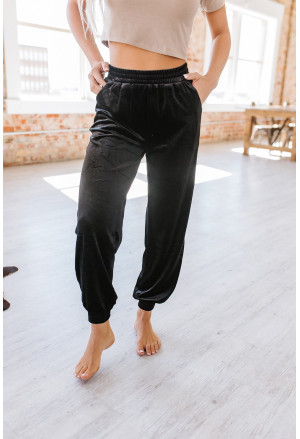 Zamatové čierne jogger nohavice s vysokým pásom a vreckami