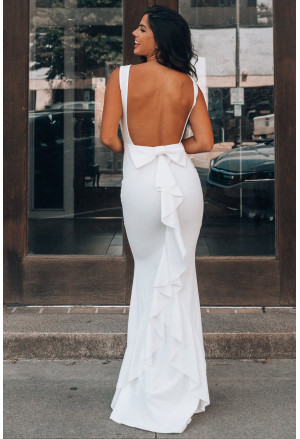 Elegantné biele spoločenské šaty s mašľou a výstrihom na chrbte